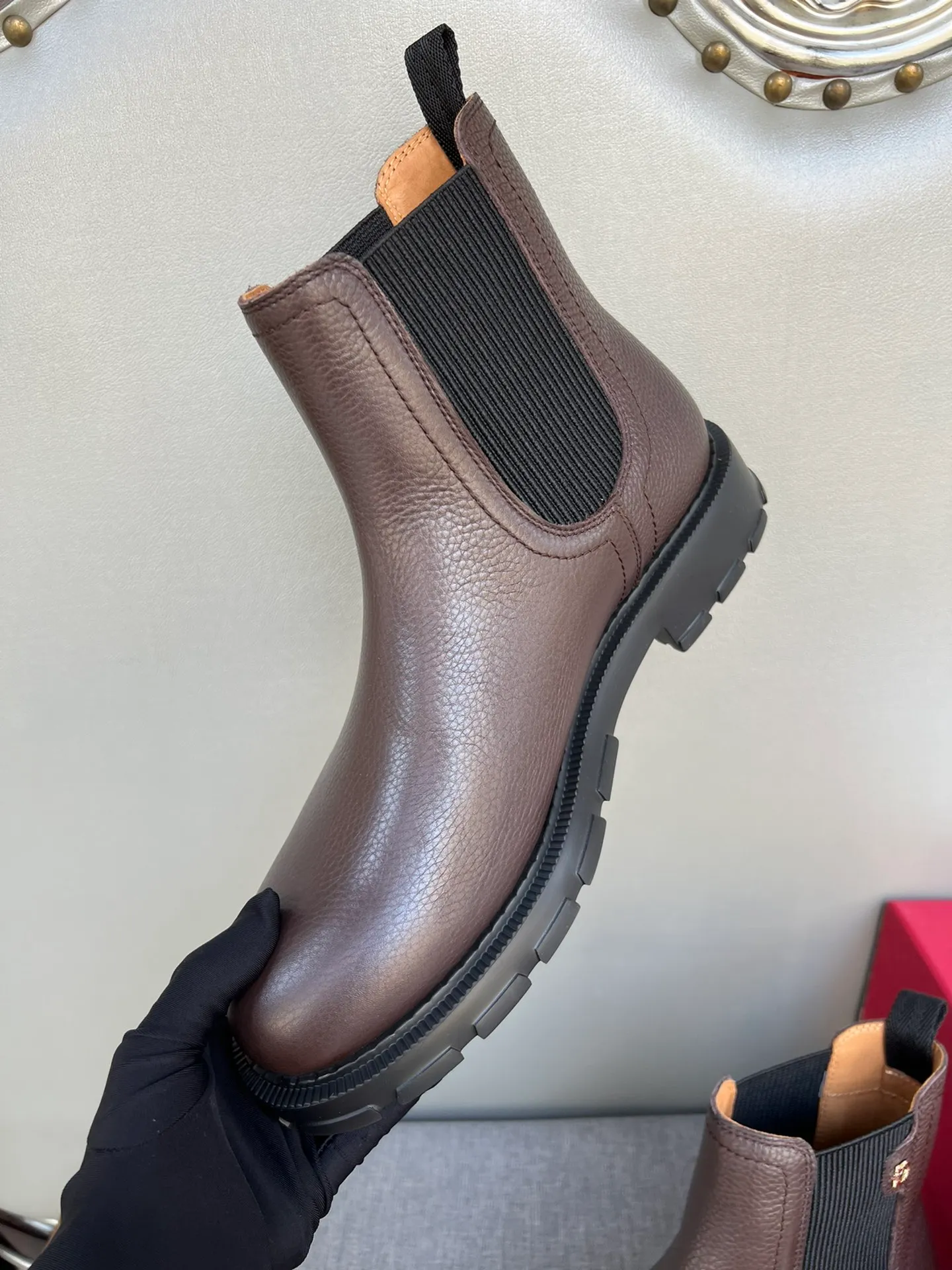 [Ferragamo] Top P: 1000💰 Number of yards: 39~44 (38.45 custom-made, non-refundable) Ferragamo winter series, original 1:1 development, casual men's short boots, original quality, exclusive new Ferragamo autumn and winter new high-top men's shoes, exquisite hand-stitching, workmanship details comparable to counters, imported calfskin upper, cowhide lining, original foam outsole.